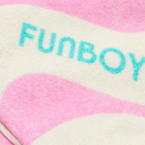 Poolside Leisure Club Beach Towel - Picture 3 of 4